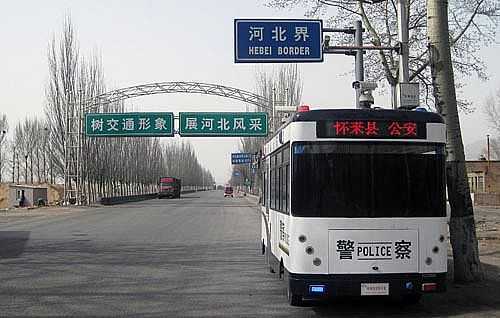 躍迪流動(dòng)警務(wù)室在110國道河北界執(zhí)行任務(wù)