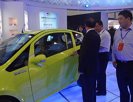 展會(huì)上客戶(hù)參觀電動(dòng)汽車(chē)