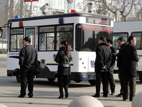 躍迪流動(dòng)警務(wù)室助力人大會(huì)議勝利召開現(xiàn)場