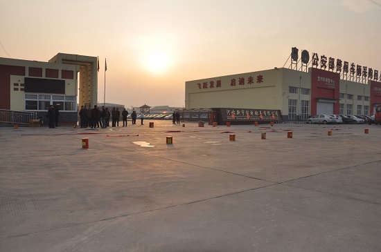 2015年新年上班第一天，鞭炮齊鳴，禮花沖天，精神飽滿干事業(yè)！