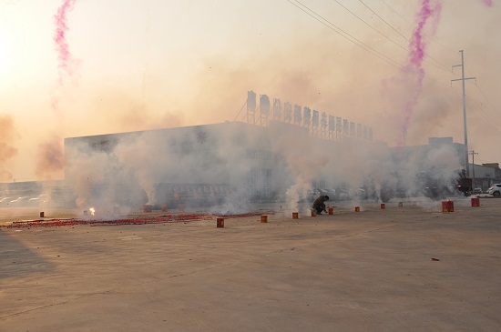 2015年新年上班第一天，鞭炮齊鳴，禮花沖天，精神飽滿干事業(yè)！