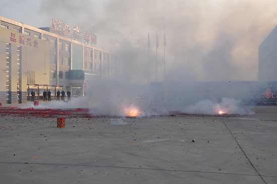 2015年新年上班第一天，鞭炮齊鳴，禮花沖天，精神飽滿干事業(yè)！
