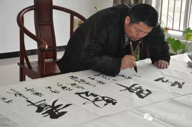 中國(guó)書(shū)畫(huà)家協(xié)會(huì)理事郭海燕先生親臨躍迪集團(tuán)現(xiàn)場(chǎng)揮毫潑墨