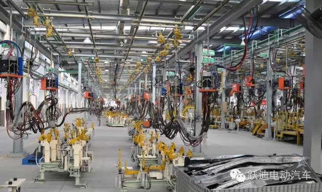 躍迪電動汽車裝車完畢發(fā)往荊州，買躍迪電動汽車可投保，解決您的后顧之憂！