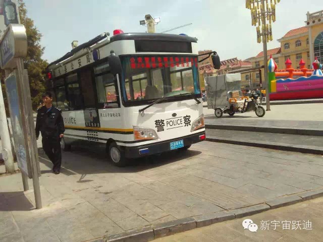 躍迪移動警務(wù)室執(zhí)勤崇禮縣,維護地方社會穩(wěn)定