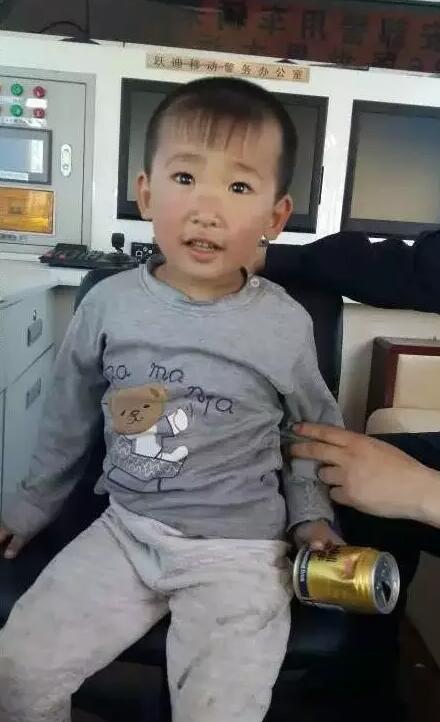 貪玩幼童上高速—躍迪移動警務(wù)室助力，熱心民警忙尋親