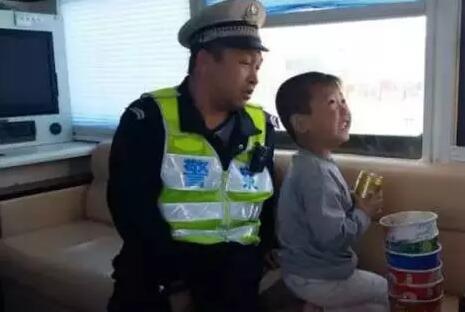 貪玩幼童上高速—躍迪移動警務(wù)室助力，熱心民警忙尋親