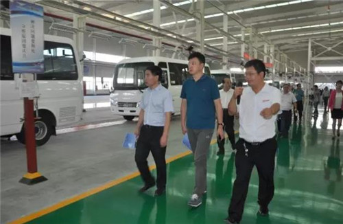 在公司相關(guān)領(lǐng)導(dǎo)陪同下，專家、教授們深入沖焊、涂裝、總裝三大車間實(shí)地觀摩