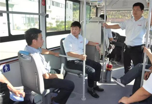 專家、教授們?cè)嚦岁兾鬈S迪自主研發(fā)生產(chǎn)的&ldquo;躍迪&rdquo;8米純電動(dòng)客車和10米天然氣客車