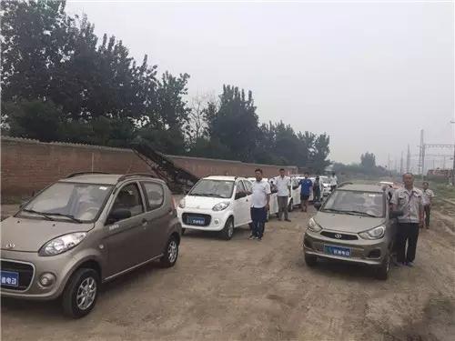 電動汽車運(yùn)往火車站等待裝車