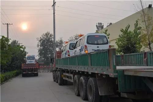 電動(dòng)巡邏車正在裝車