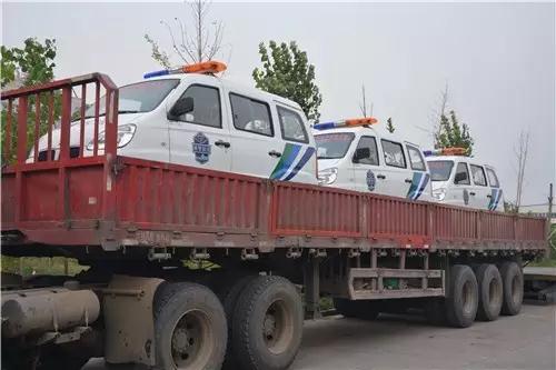 電動(dòng)巡邏車裝車完畢準(zhǔn)備發(fā)車