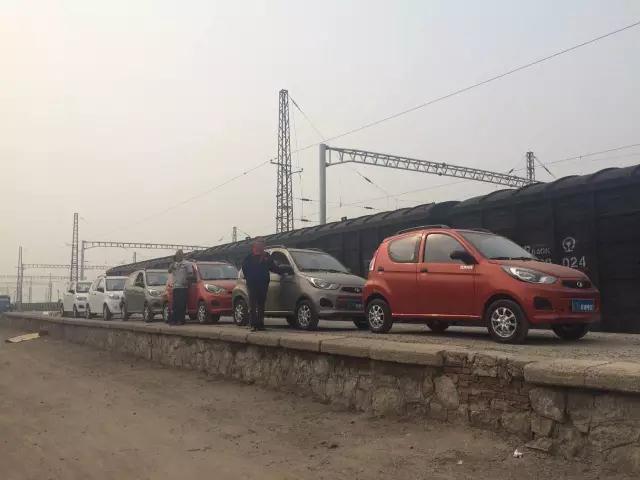 躍迪電動(dòng)汽車鐵路運(yùn)輸準(zhǔn)備裝車。