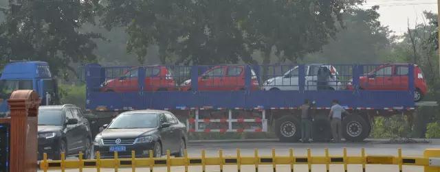 躍迪電動(dòng)汽車(chē)準(zhǔn)備發(fā)車(chē)