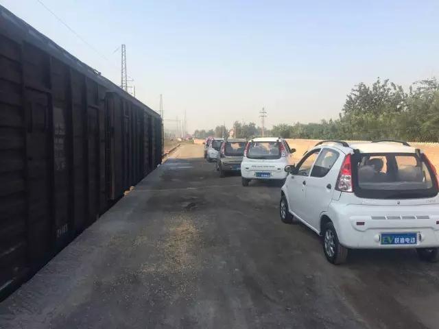 躍迪電動(dòng)汽車(chē)鐵路運(yùn)輸準(zhǔn)備裝車(chē)