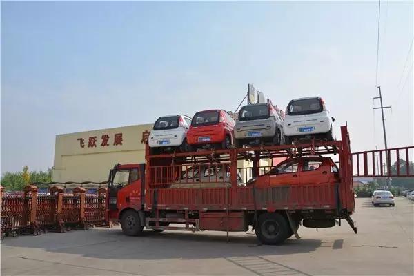 躍迪電動(dòng)汽車(chē)裝車(chē)中。