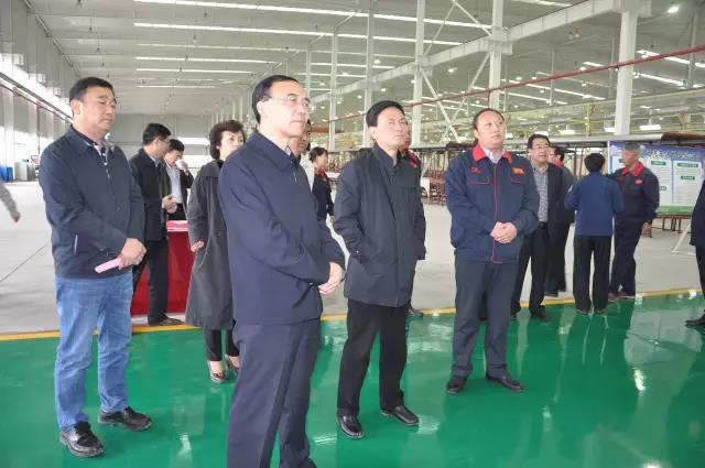 渭南市政協(xié)主席劉新興一行領(lǐng)導(dǎo)到陜西躍迪公司車(chē)間考察調(diào)研