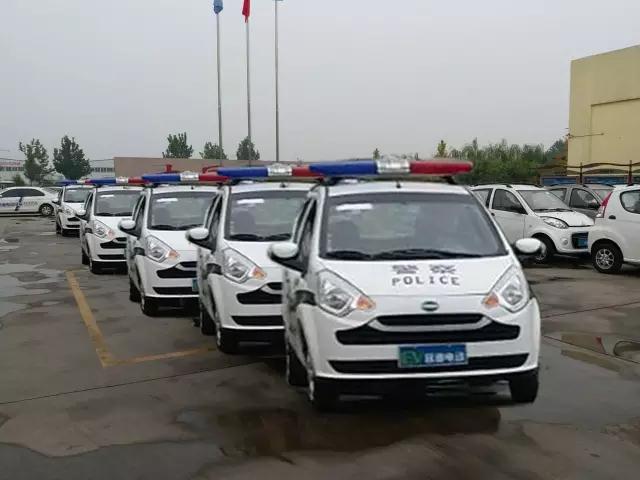 躍迪電動汽車準(zhǔn)備出發(fā)