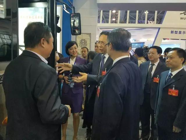 安徽省委書記李錦斌,代省長(zhǎng)李國(guó)英一行蒞臨躍迪集團(tuán)旗下安達(dá)爾汽車展位參觀指導(dǎo)