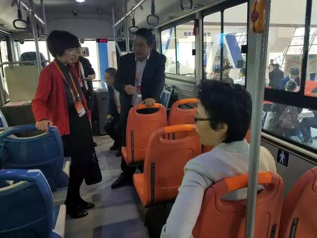 安徽省委書記李錦斌,代省長(zhǎng)李國(guó)英一行蒞臨躍迪集團(tuán)旗下安達(dá)爾汽車展位參觀指導(dǎo)