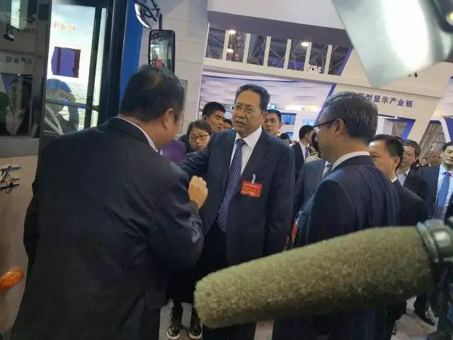 安徽省委書記李錦斌,代省長(zhǎng)李國(guó)英一行蒞臨躍迪集團(tuán)旗下安達(dá)爾汽車展位參觀指導(dǎo)