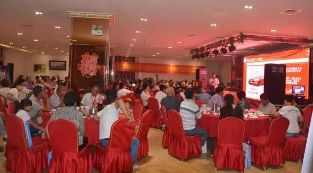 躍迪集團(tuán)銷售公司乘用車銷售分公司總經(jīng)理龍其華介紹本次團(tuán)購會的優(yōu)惠政策