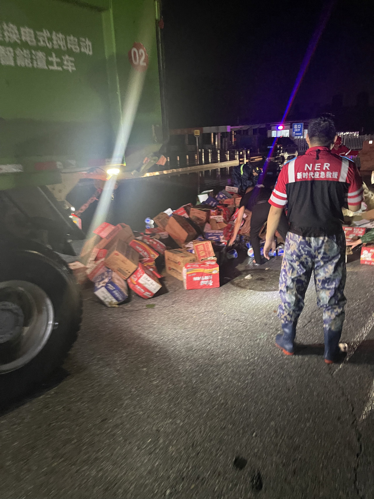 昨晚保定市強(qiáng)降暴雨丨躍迪汽車保定分公司，連夜出動(dòng)70臺(tái)新能源渣土車參與保定市救援工作