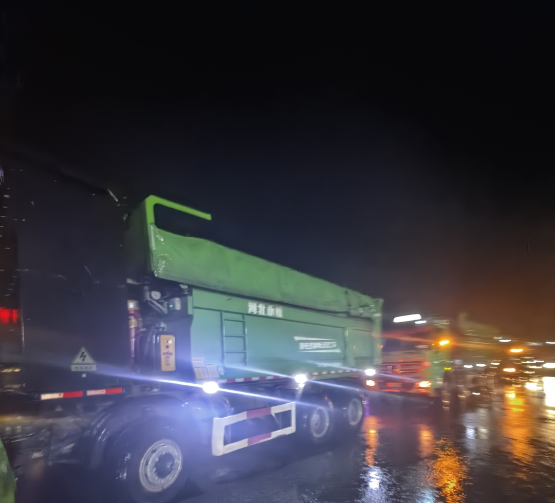 昨晚保定市強(qiáng)降暴雨丨躍迪汽車保定分公司，連夜出動(dòng)70臺(tái)新能源渣土車參與保定市救援工作