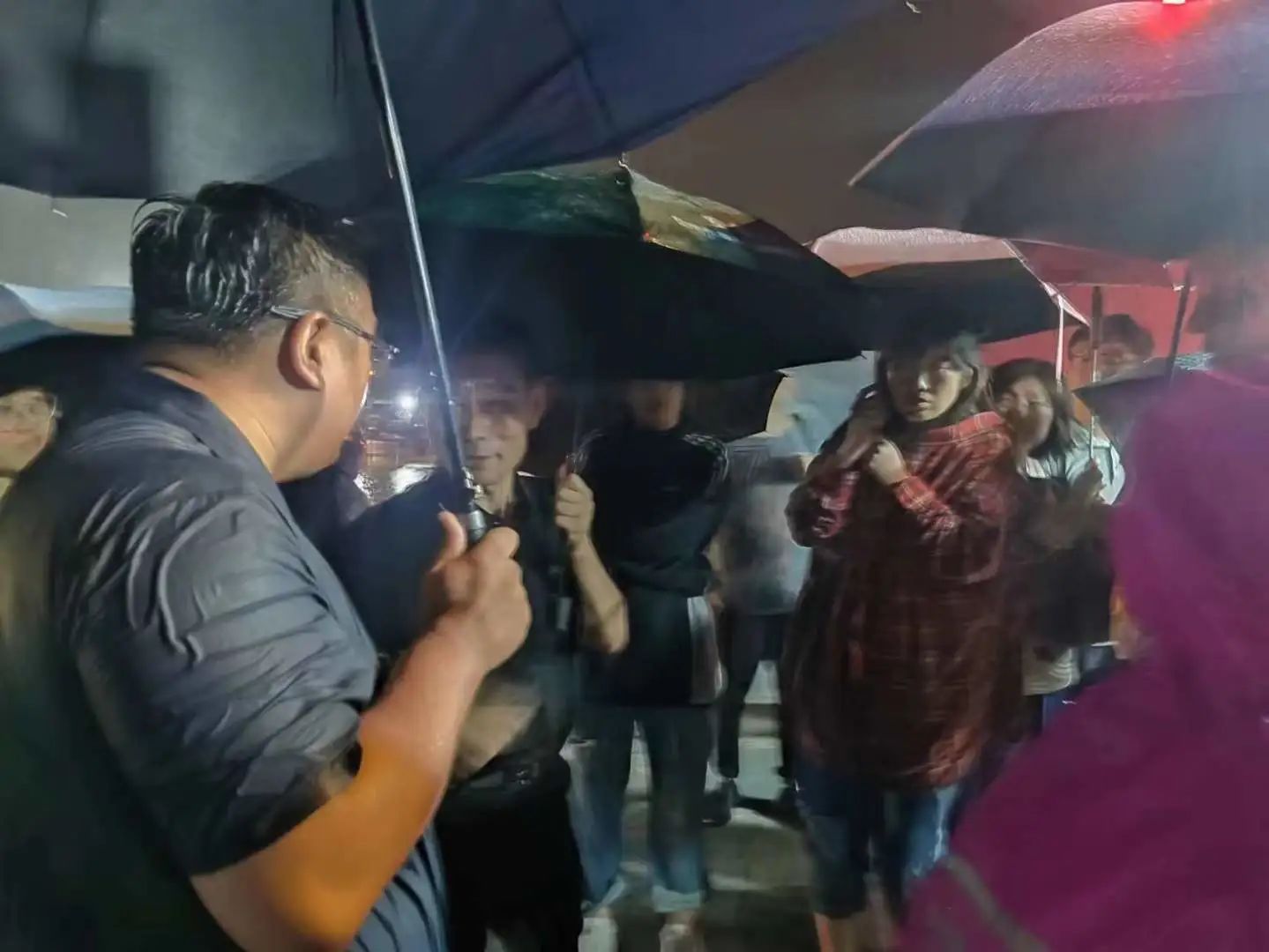 昨晚保定市強(qiáng)降暴雨丨躍迪汽車保定分公司，連夜出動(dòng)70臺(tái)新能源渣土車參與保定市救援工作