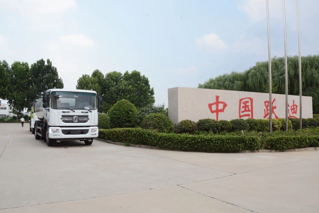 夏日降溫好幫手-躍迪集團(tuán)新能源灑水車、新能源綠化噴灑車發(fā)車