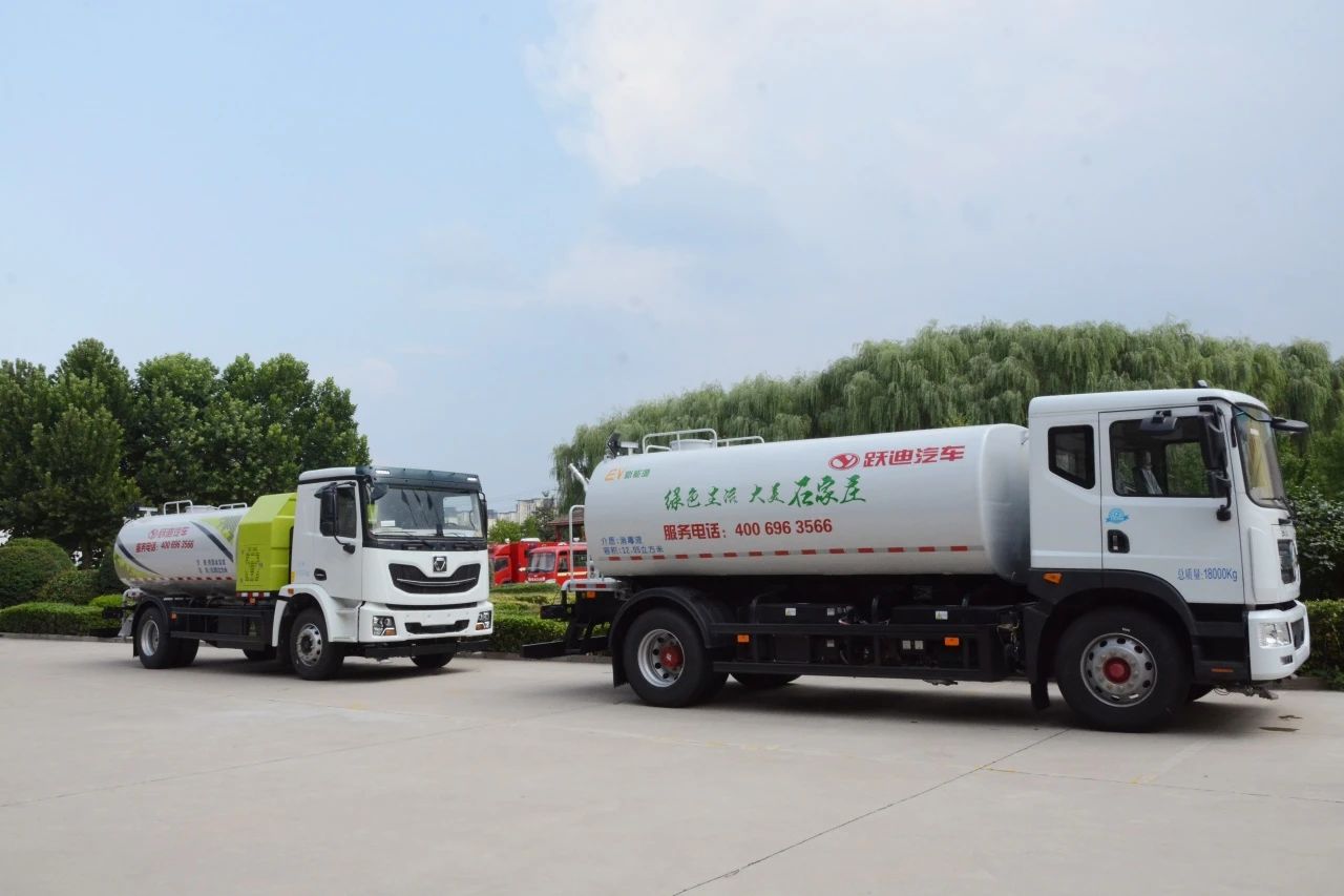 夏日降溫好幫手-躍迪集團(tuán)新能源灑水車、新能源綠化噴灑車發(fā)車