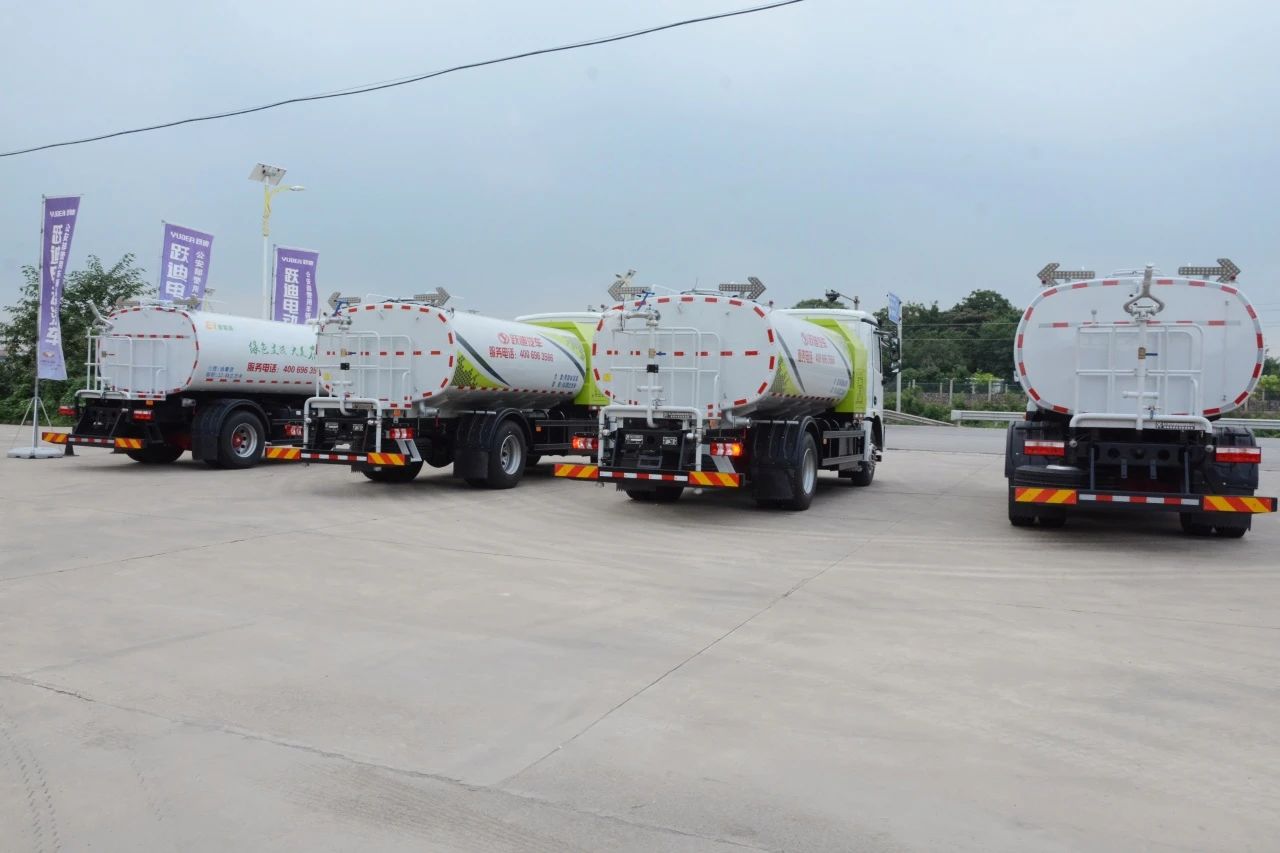 夏日降溫好幫手-躍迪集團(tuán)新能源灑水車、新能源綠化噴灑車發(fā)車