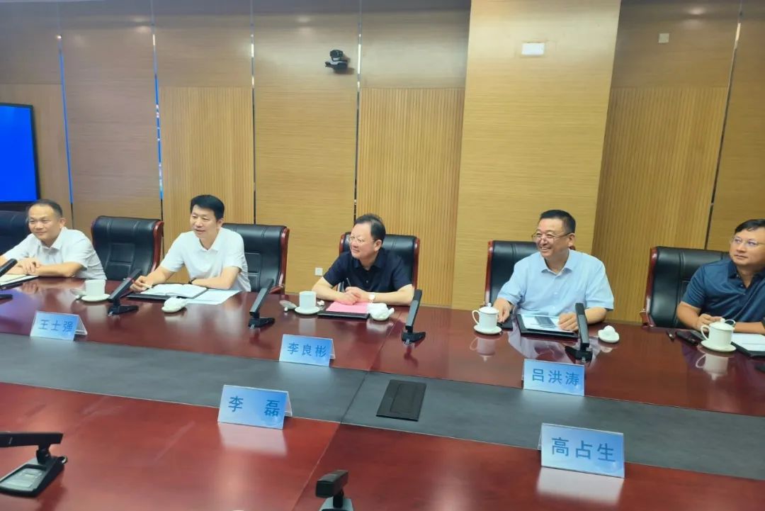 鋰業(yè)巨頭贛鋒鋰業(yè)董事長(zhǎng)李良彬、躍迪集團(tuán)董事長(zhǎng)呂洪濤聯(lián)袂造訪中國(guó)重汽，與劉正濤董事長(zhǎng)洽談新能源領(lǐng)域合作前景