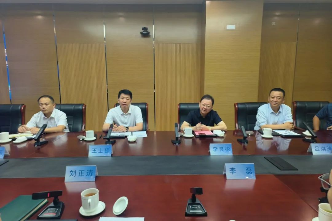 鋰業(yè)巨頭贛鋒鋰業(yè)董事長(zhǎng)李良彬、躍迪集團(tuán)董事長(zhǎng)呂洪濤聯(lián)袂造訪中國(guó)重汽，與劉正濤董事長(zhǎng)洽談新能源領(lǐng)域合作前景